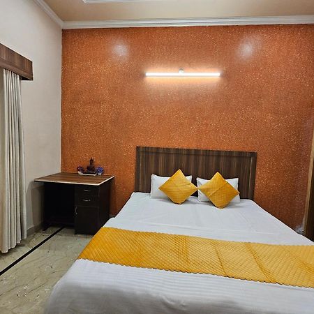 Krishna'S Land Hotel Vrindāvan Buitenkant foto