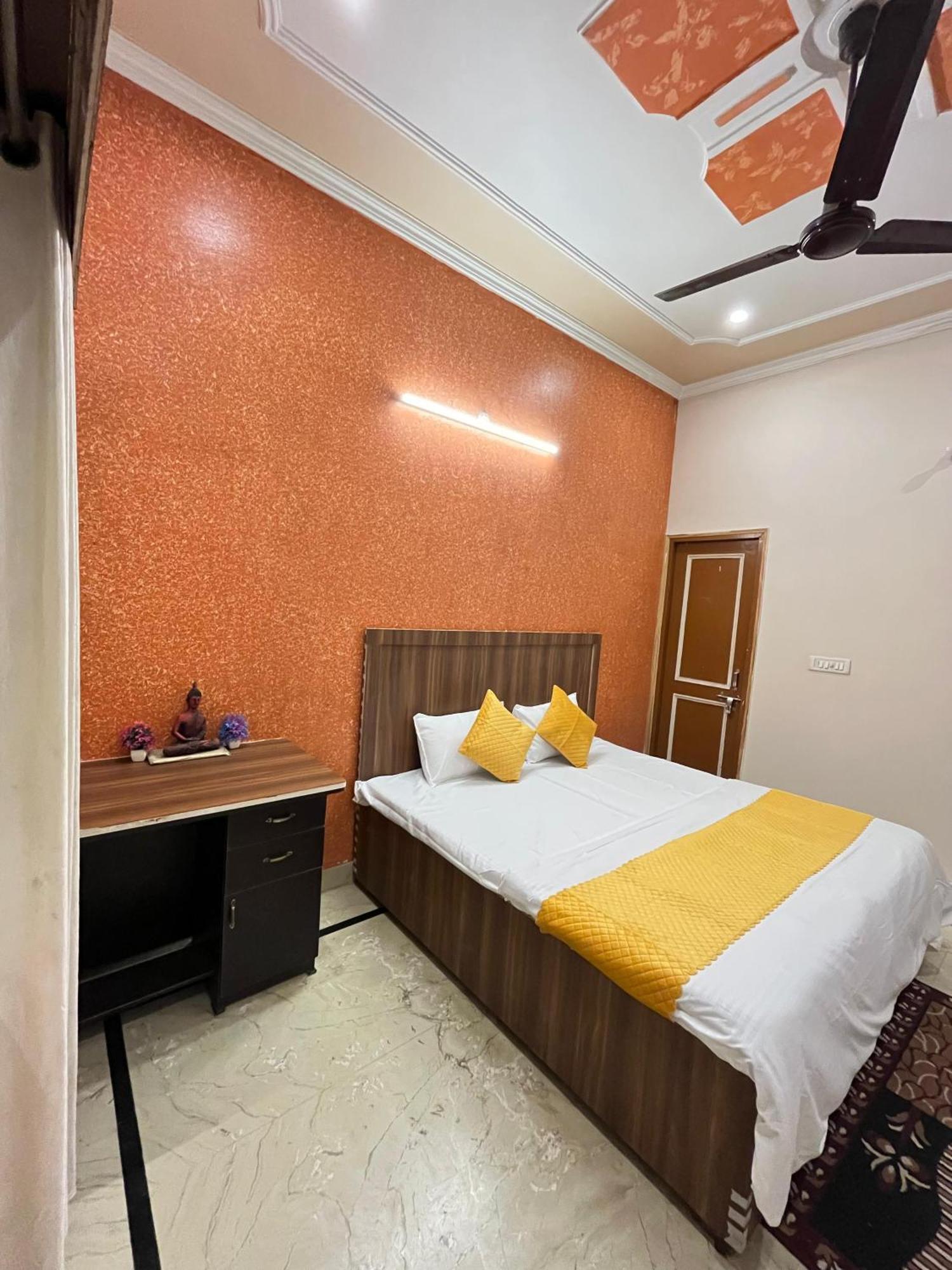 Krishna'S Land Hotel Vrindāvan Buitenkant foto