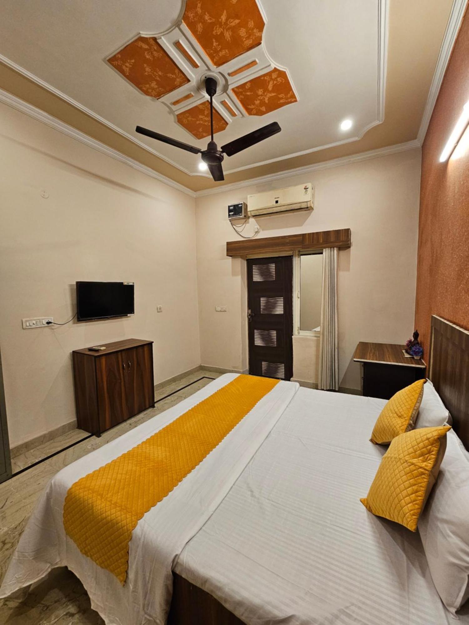 Krishna'S Land Hotel Vrindāvan Buitenkant foto