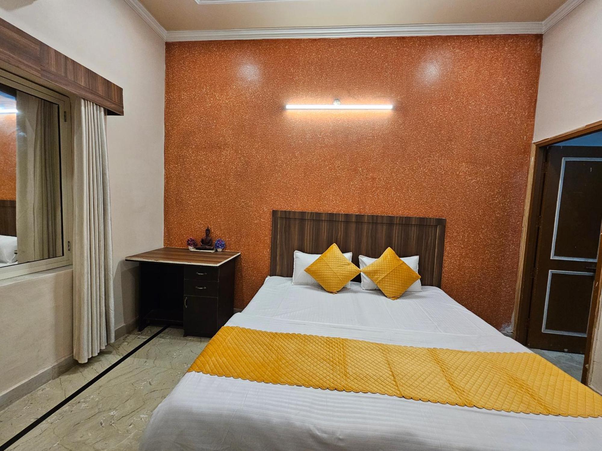 Krishna'S Land Hotel Vrindāvan Buitenkant foto